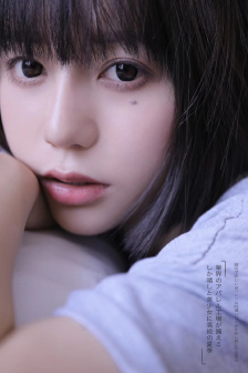一边亲胸一边摸进内裤里